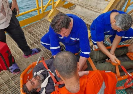 امدادرسانی کارکنان سکوی نفتی نوروز به یکی از کارکنان شناور ماهیگیری در آب‌های خلیج‌فارس