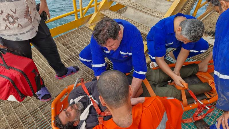 امدادرسانی کارکنان سکوی نفتی نوروز به یکی از کارکنان شناور ماهیگیری در آب‌های خلیج‌فارس