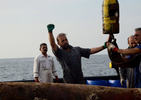 عملیات بازیابی، تعویض و نصب مجدد قطعات یک تجهیز مهم توسط کارکنان شرکت نفت فلات قاره ایران