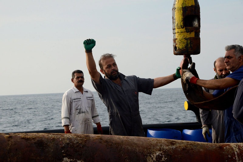 عملیات بازیابی، تعویض و نصب مجدد قطعات یک تجهیز مهم توسط کارکنان شرکت نفت فلات قاره ایران