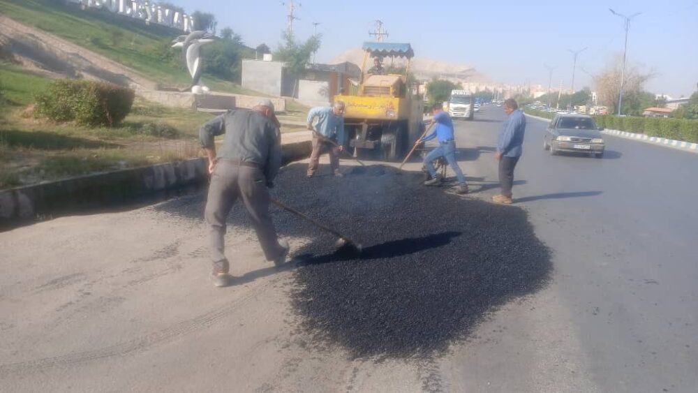 اجرای عملیات بهسازی و لکهگیری آسفالت در مناطق مختلف مسجدسلیمان