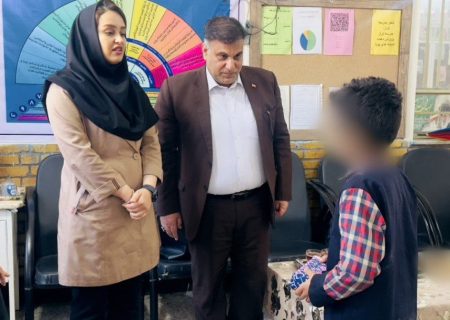 اهدای تلفن همراه هوشمند و تعهد حمایت مالی و درمانی توسط فرماندار مسجدسلیمان برای برآورده کردن آرزوی یک دانش‌آموز کم‌بضاعت