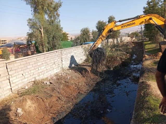 لایروبی کانال جنب پایانه ولیعصر در مسجدسلیمان