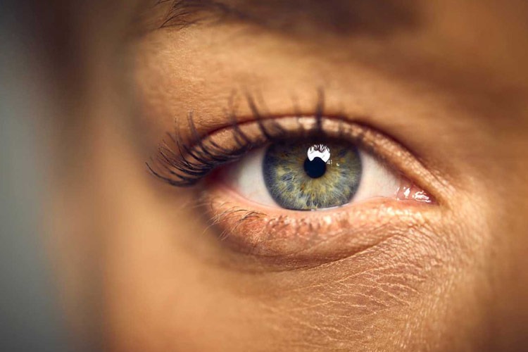 پرش پلک چیست و چه زمانی می‌تواند نشانه یک مشکل جدی باشد؟