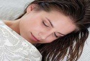 به این ۵ دلیل، شب‌ها با موهای خیس نخوابید