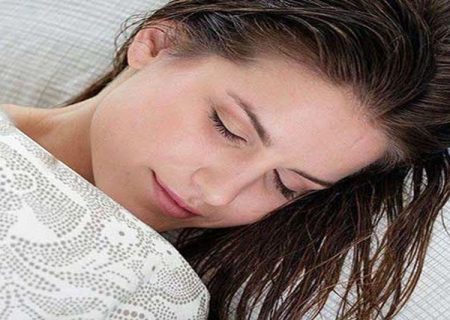 به این ۵ دلیل، شب‌ها با موهای خیس نخوابید