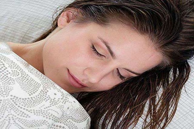 به این ۵ دلیل، شب‌ها با موهای خیس نخوابید