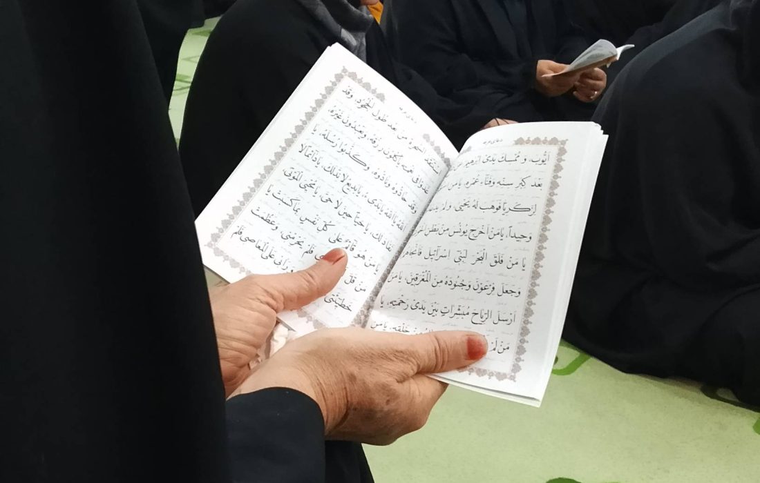 نجوای نیایش عاشقانه دعای عرفه در حسینیه مسلم بن عقیل شهر مُهر استان فارس / عکاس زهرا صالحی