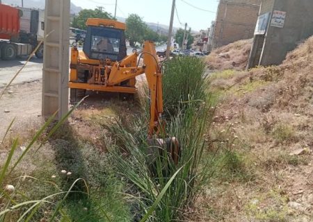 عملیات لایروبی کانال‌های جمع‌آوری آب‌های سطحی مسجدسلیمان در محور اصلی نفتک به ریل‌وی