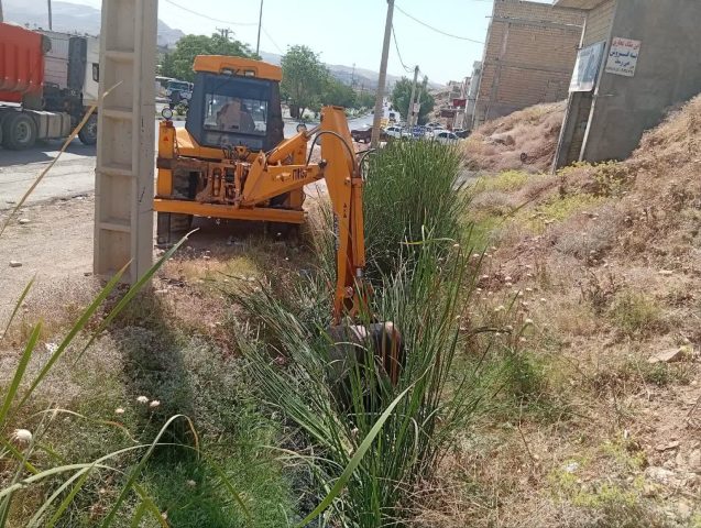 عملیات لایروبی کانالهای جمعآوری آبهای سطحی مسجدسلیمان در محور اصلی نفتک به ریلوی